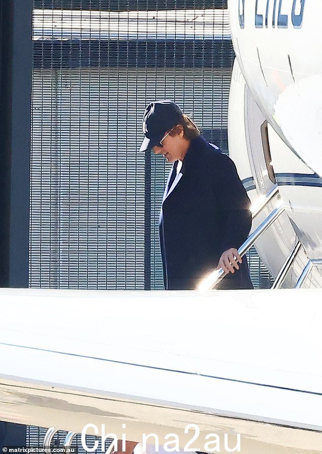 这位 60 岁的《壮志凌云》明星在悉尼机场走下私人飞机，走向一辆等候的汽车时，看起来毫不费力地时尚