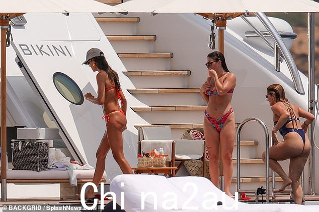 湿漉漉的外观:并选择让她湿漉漉的黑发头发自由地流过肩膀