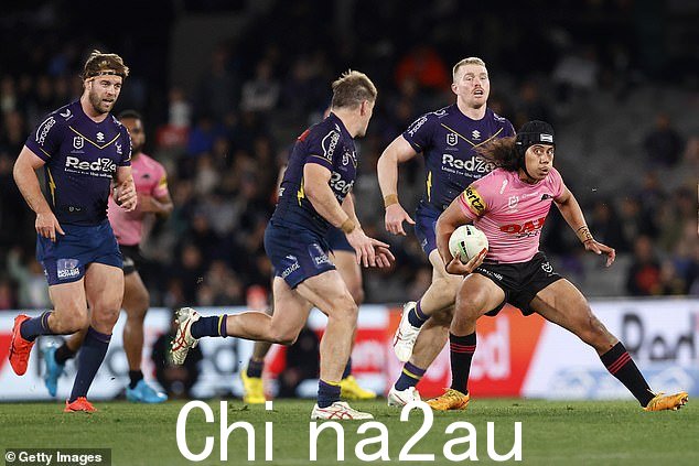 Storm 的 Harry Grant 和 Penrith 的 Jarome Luai(带球)在一场激烈的冲突中互相注视,Penrith 以 34-16 获胜