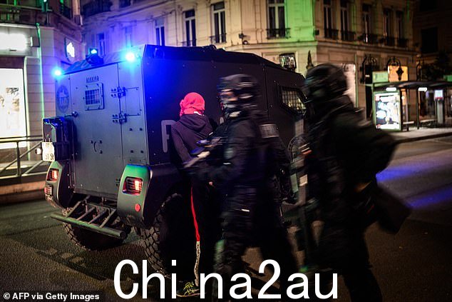 随着法国暴力事件持续爆发,突袭警察在里昂街头与警察发生冲突时逮捕了一名男子