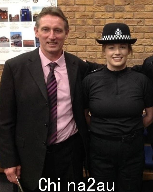 大约 30 年后,英勇的警察去了他女儿劳伦(右)的路边游行