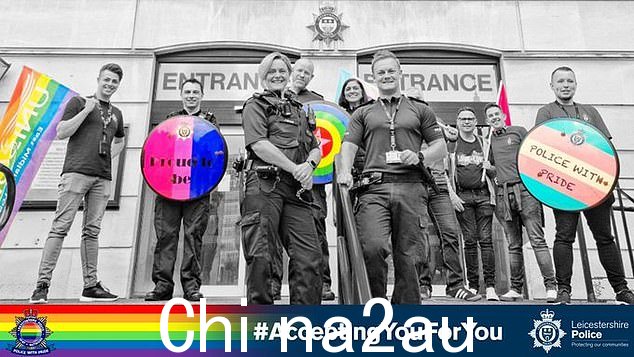 莱斯特郡警方有一个专门的 LGBT+ 社交媒体帐户,他们在其中发布警察带着骄傲和跨性别旗帜摆姿势和绳降的照片,以及去学校谈论仇恨犯罪的照片