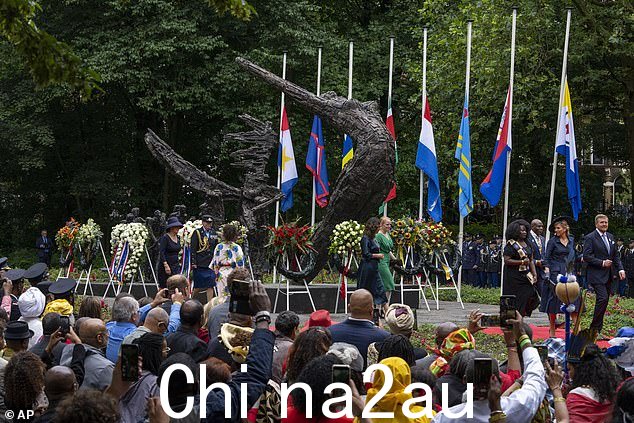 荷兰国王威廉-亚历山大(最右)和他的妻子马克西玛王后在国王为王室在奴隶制中所扮演的角色向奴隶制纪念碑道歉后离开