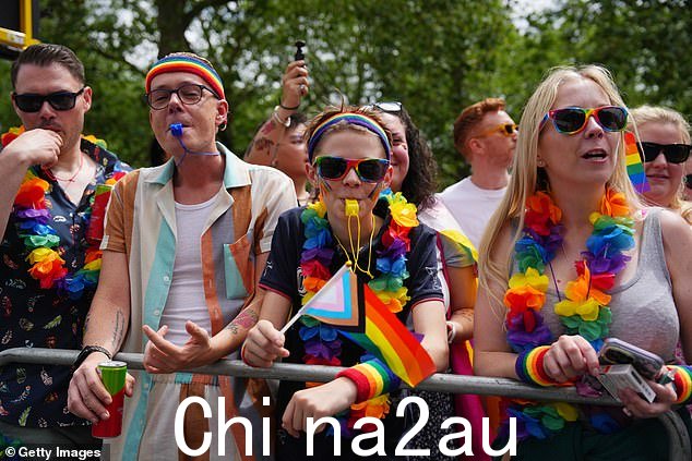 今天的骄傲游行将有大约 600 个 LGBTQ+ 重点群体聚集在一起