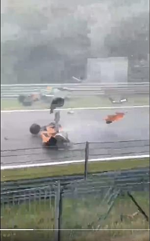 两位车手都在雨天的情况下冲下赛道