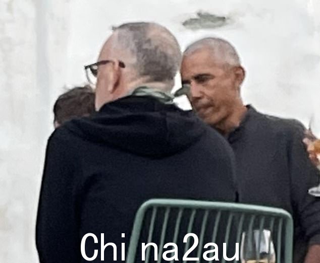 巴拉克外出时穿着一件黑色纽扣上衣,而汤姆选择了一件更休闲的深色连帽衫