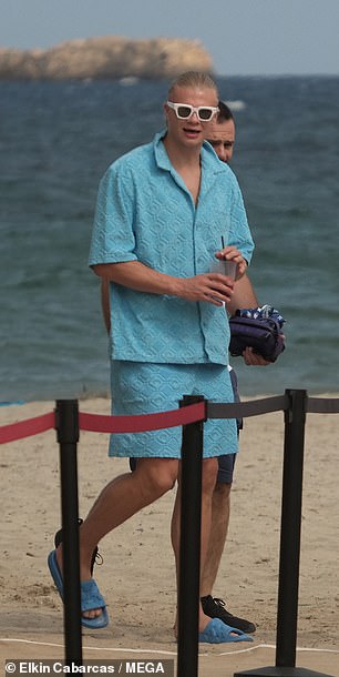 大胆的蓝色外观是 Haaland 在伊维萨岛的当天服装