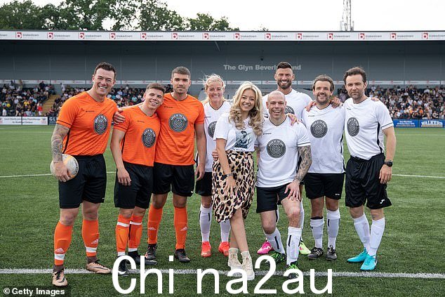 良好结果:(从左至右)Kai Widdrington、George Baggs、Josh Cuthbert、Stacey Dawes、Kelsey Parker、Dave Bolton、Jake Quickenden、Nathan Massey 和 Harry Judd