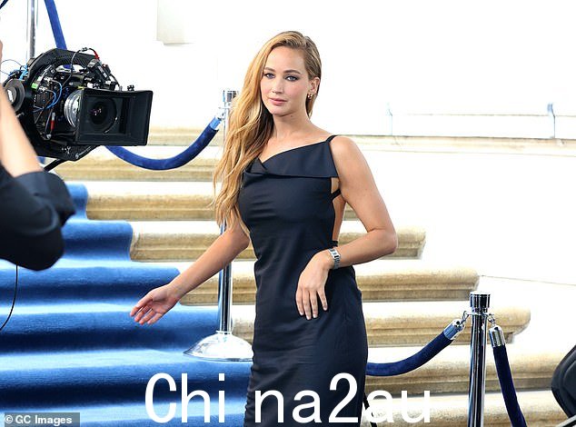 美丽:周四,詹妮弗穿着丝质黑色礼服,在手表广告中采用了后摆设计,令人赞叹不已