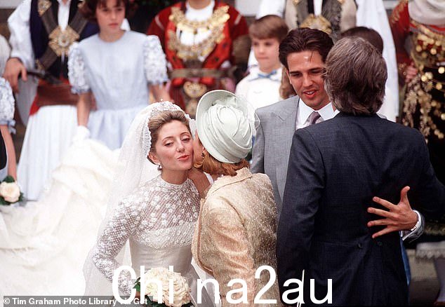 Marie-Chantal 和 Pavlos 亲吻她的母亲,新郎拥抱他的新岳父