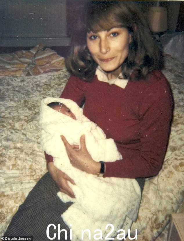 卡罗尔·米德尔顿,凯瑟琳的母亲,于 1982 年 1 月生下她的大女儿
