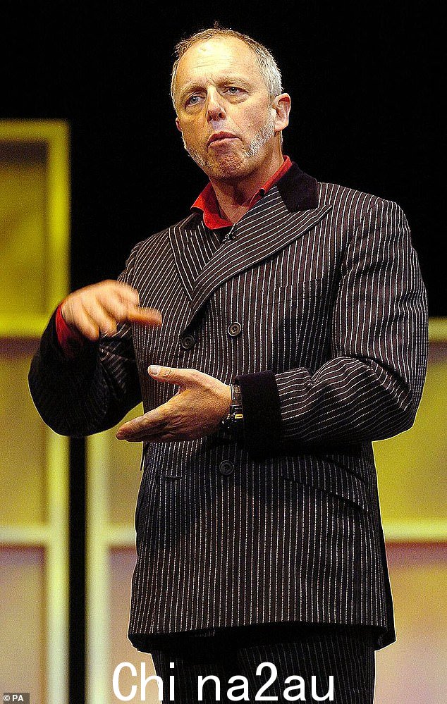 Simon Woodroffe,71 岁,早在 1997 年就创立了仍然受欢迎的连锁餐厅 YO! Sushi