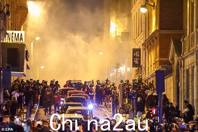 防暴警察部队与凯旋门附近的示威者发生冲突
