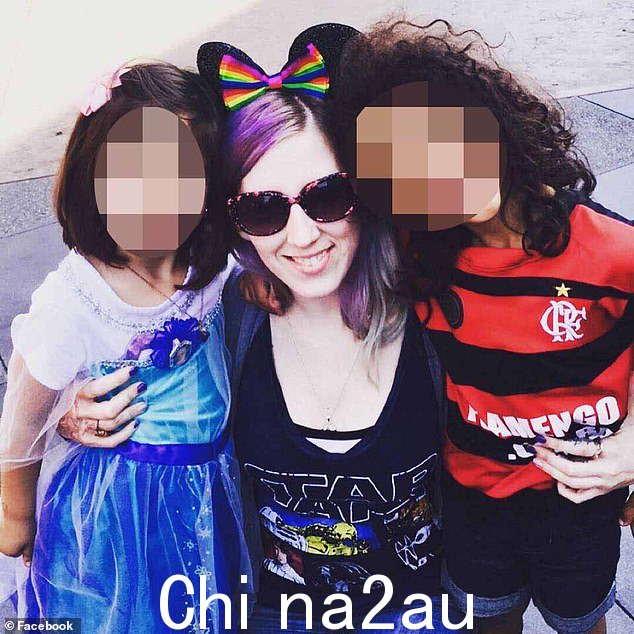 Pearson 声称付钱给她生孩子的同性恋夫妇使用法律威胁迫使她终止妊娠