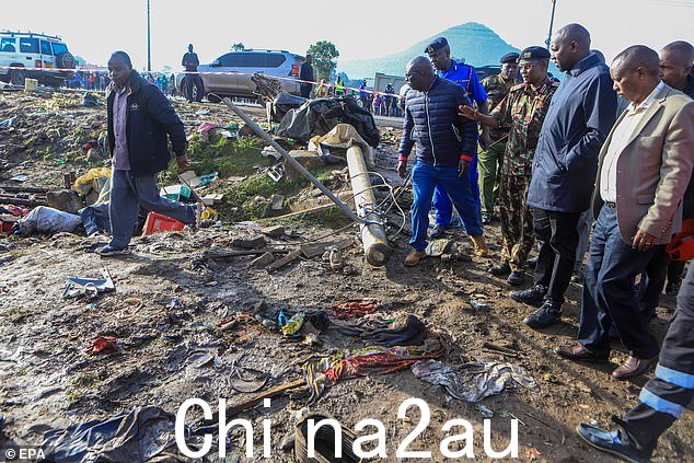 残骸仍留在卡车撞向至少八辆汽车和摩托车的地点