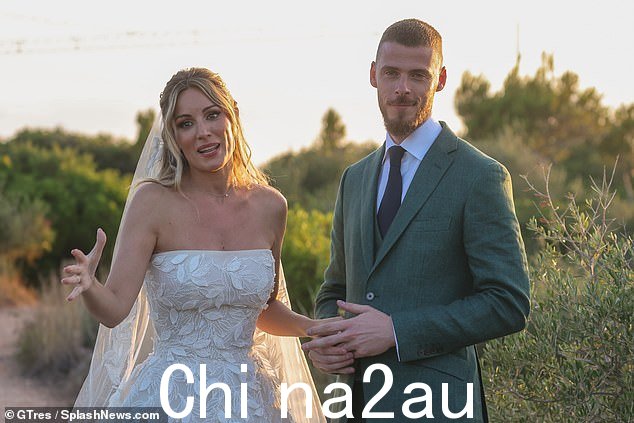 David de Gea 在梅诺卡岛与长期伴侣 Edurne Garcia 结婚时满面笑容