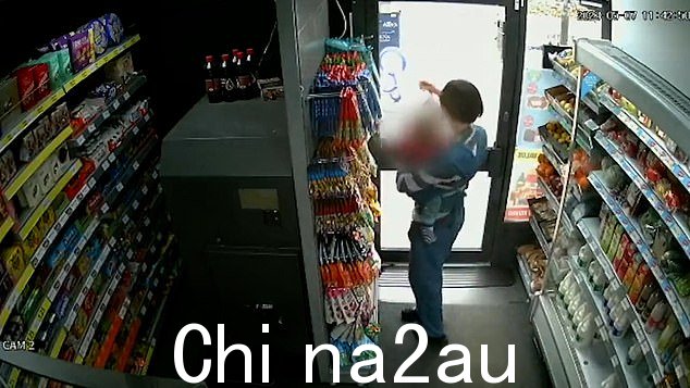 撕下海报后,古德曼博士逃跑了