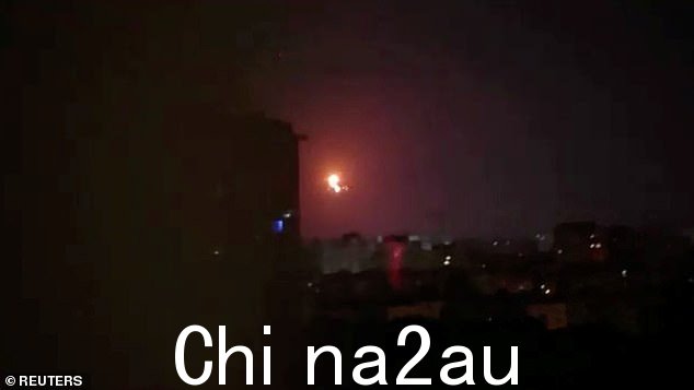 7 月 2 日,在乌克兰基辅,俄罗斯无人机袭击期间,在俄罗斯对乌克兰的攻击中,在城市上空看到一架无人机爆炸。