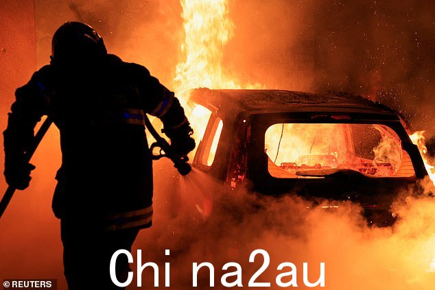 抗议第五天,一名法国消防员正在努力扑灭一辆燃烧的汽车