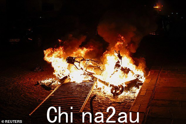 抗议第五天,巴黎看到一辆燃烧的摩托车
