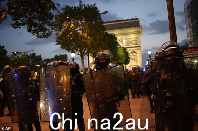 周六晚上,警察在巴黎香榭丽舍大街凯旋门前巡逻