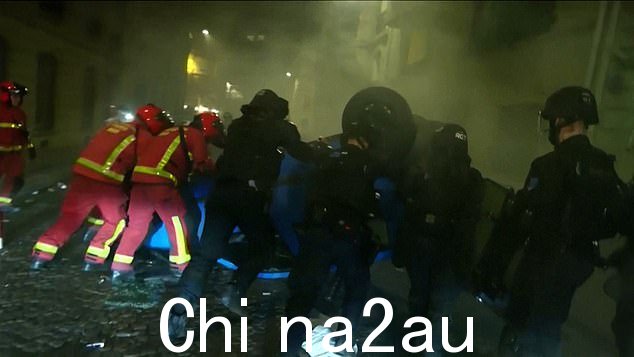 当法国各地骚乱者示威时,消防员是第一批连夜走上街头的救援人员