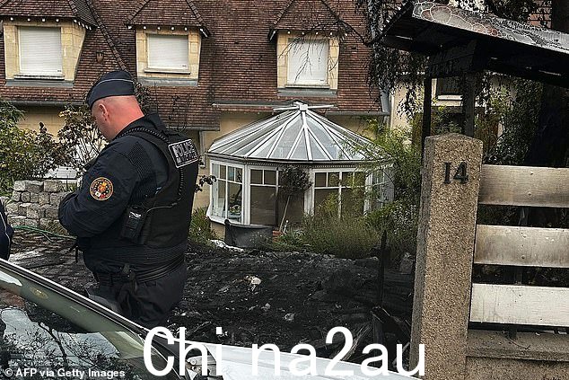 周日凌晨 1 点 30 分左右,暴徒将一辆燃烧的汽车撞进了 L'Hay-les-Roses 镇镇长文森特·让布伦 (Vincent Jeanbrun) 的家中。周日,袭击发生后,一名警察站在家门前