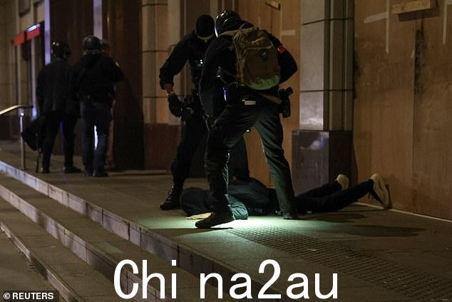 周日上午的抗议活动中警察拘留了一个人