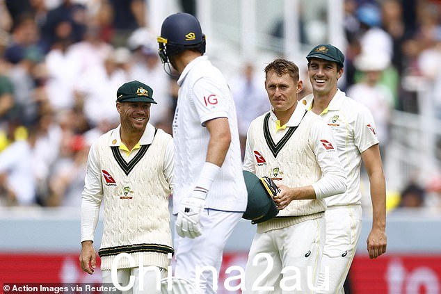 Stuart Broad 是下一个进场的球员,他与澳大利亚球员激烈地交谈