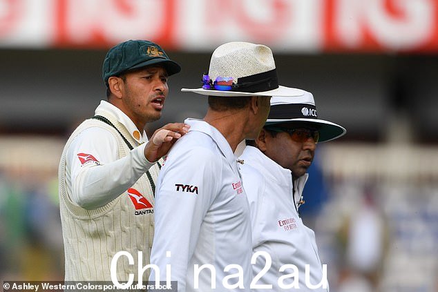 澳大利亚选手乌斯曼·哈瓦贾 (Usman Khawaja) 与裁判克里斯·加夫尼 (Chris Gaffney) 和阿赫桑·拉扎 (Ahsan Raza)(右)在周六比赛结束时