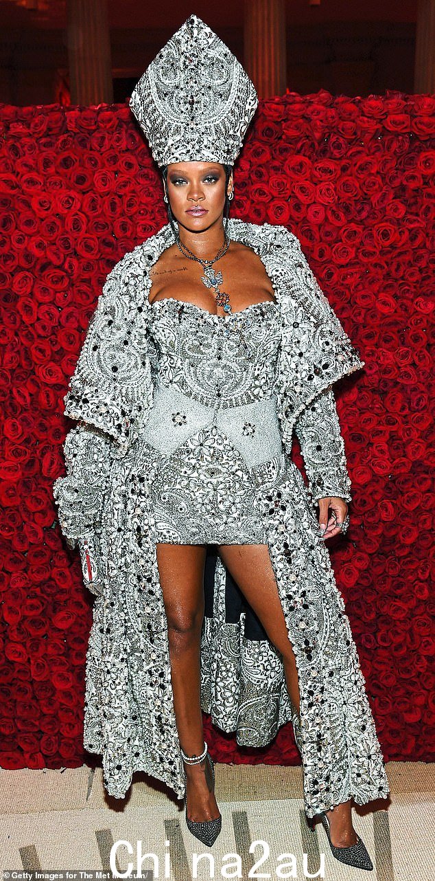 蕾哈娜出席 2018 年 5 月 7 日在大都会艺术博物馆举办的 Met Gala 的《天体:时尚与天主教想象力服装学院晚会》
