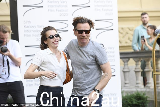 家庭事务:52 岁的伊万·麦克格雷格 (Ewan McGregor) 和 27 岁的女儿克拉拉 (Clara) 周六抵达捷克共和国第 57 届卡罗维发利国际电影节,心情很好