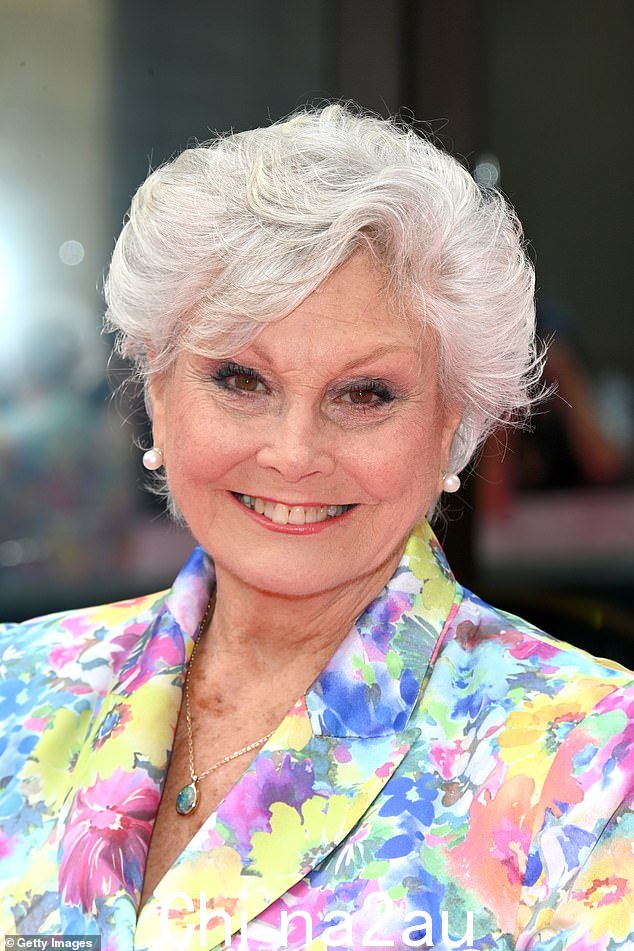 直言不讳:前《Top Gear》主持人安吉拉·里彭 (Angela Rippon) 在 1977 年至 1979 年期间主持了该节目,她声称弗雷迪的家人坚持要求他尽可能多地休息(安吉拉如图所示)上个月)