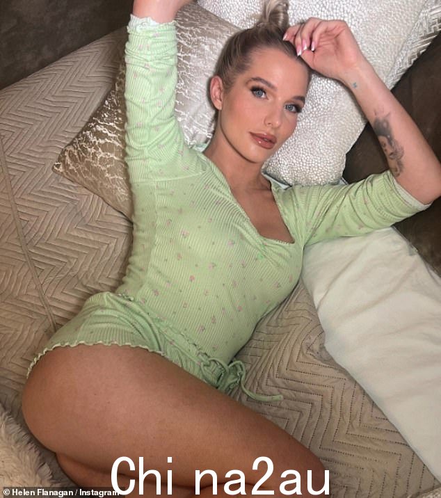 姿势:32 岁的海伦·弗拉纳根 (Helen Flanagan) 周六在 Instagram 上摆出一系列令人惊叹的姿势,看起来非常惊艳