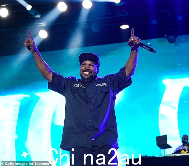 休闲又酷炫:同样,54 岁的艾斯·库珀 (Ice Cube) 选择了休闲又炫酷的全黑服装,其特点是黑色方形纽扣,胸前口袋上方印有“西海岸军阀”字样。这位 N.W.A 说唱歌手兼电影制片人在激动人心的节日第二天在舞台上表演时还穿着宽松的裤子和后背扣