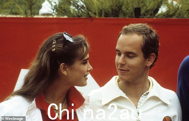他与一系列女性有联系,其中包括女演员波姬·小丝 (Brooke Shields),他在 1979 年与她合影