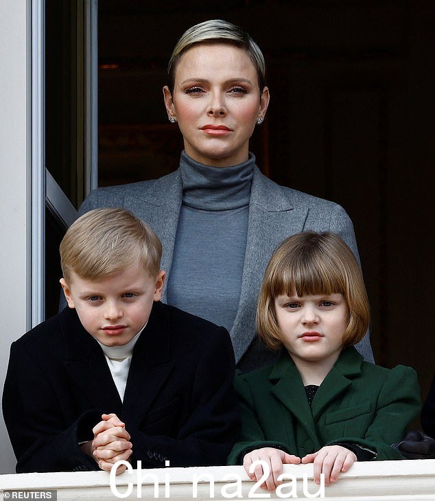 八岁双胞胎雅克和加布里埃拉与他们的母亲夏琳王妃于一月份在摩纳哥观看游行