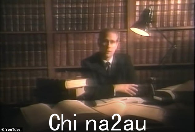 据报道,在研究这部纪录片时,爱德华非常沉迷于阅读他叔祖父的信件,以至于他开始使用温莎公爵的签名来签署文件。图为:爱德华对爱德华仍然