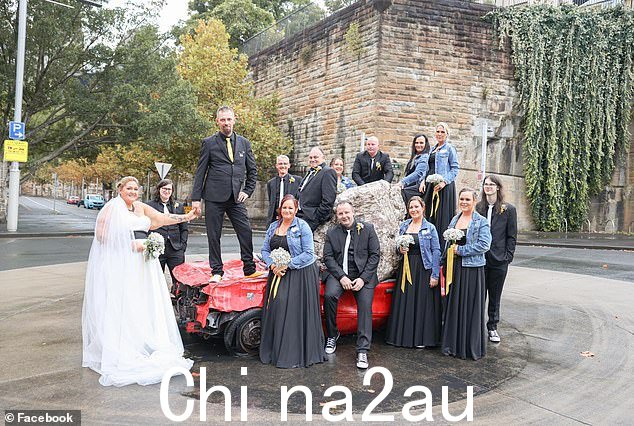 丽贝卡·斯通和理查德·约翰逊在拍婚纱照时微笑着,但内心却对一系列不幸事件感到愤怒