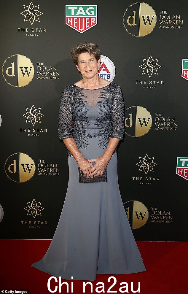 Dolan 在以她的名字命名的 A-League 女子颁奖典礼上拍照,她表示,为了代表澳大利亚代表澳大利亚,必须通过烘焙或销售墨尔本杯三连胜来筹集资金