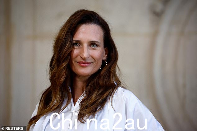 愿景:卡米尔·科廷 (Camille Cottin) 穿着清爽的白衬衫,看起来很优雅