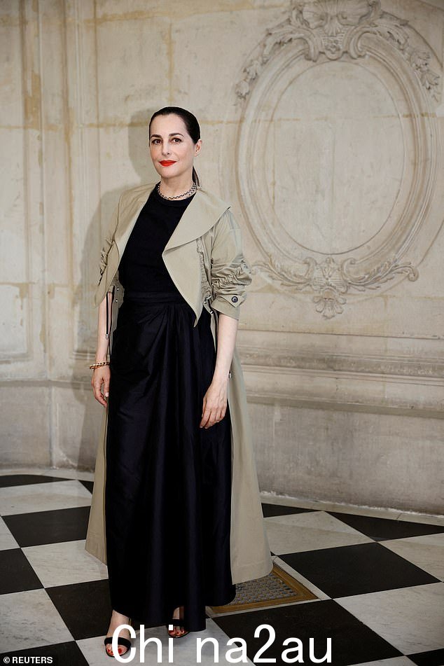 令人惊叹:Amira Casar 穿着深奶油色风衣,袖子带有个性的褶皱