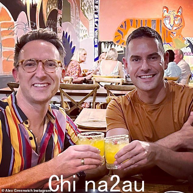 莱瑟姆先生被独立人士起诉t 处于同性婚姻状态的悉尼议员 Alex Greenwich(右)(丈夫 Victor Hoeld,左)