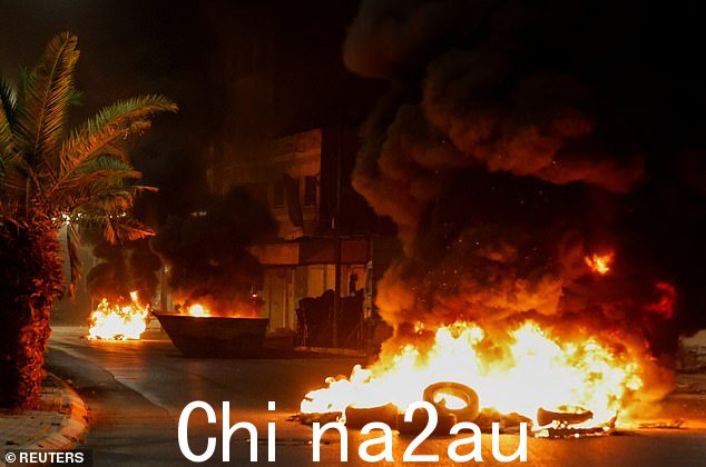 2023 年 7 月 3 日在以色列占领的约旦河西岸杰宁的一次以色列军事行动中,一名巴勒斯坦人被杀后,街道上轮胎着火的景象