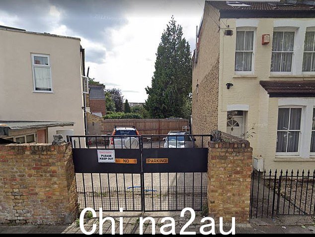 Paes 博士和她的丈夫正在争夺一块 84 英尺 x 20 英尺的土地(如图),这块土地将他们价值 100 万英镑的房子隔开在 Trevelyan 路上从邻居家中看到