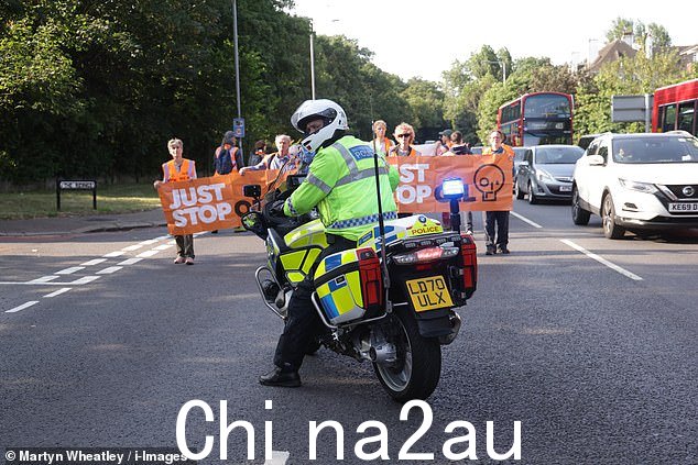 据大都会警察称,抗议者还在哈默史密斯的国王街、南华克的新肯特路和伊灵的 Hanger Lane(如图)造成混乱