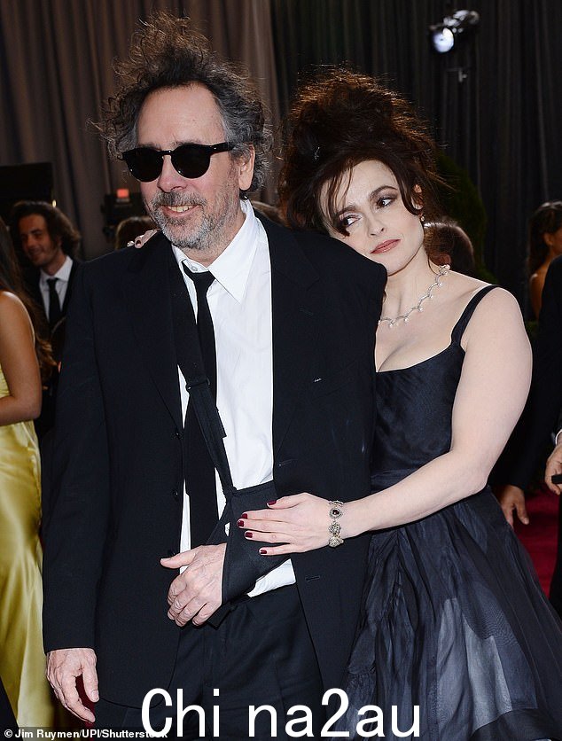 前情人:2013 年,伯顿与他的前长期伴侣海伦娜·伯翰·卡特 (Helena Bonham Carter) 合影