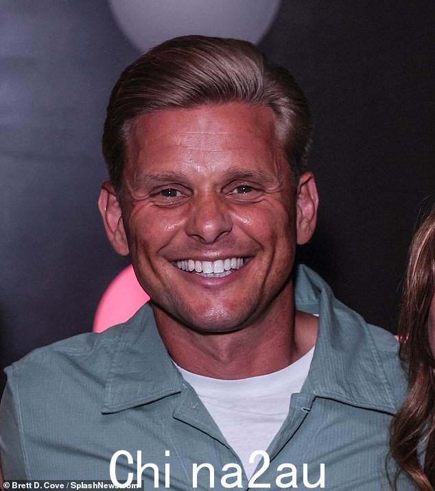喜气洋洋:杰夫·布雷齐尔 (Jeff Brazier) 在时尚活动中与明星擦肩而过,显得精神抖擞