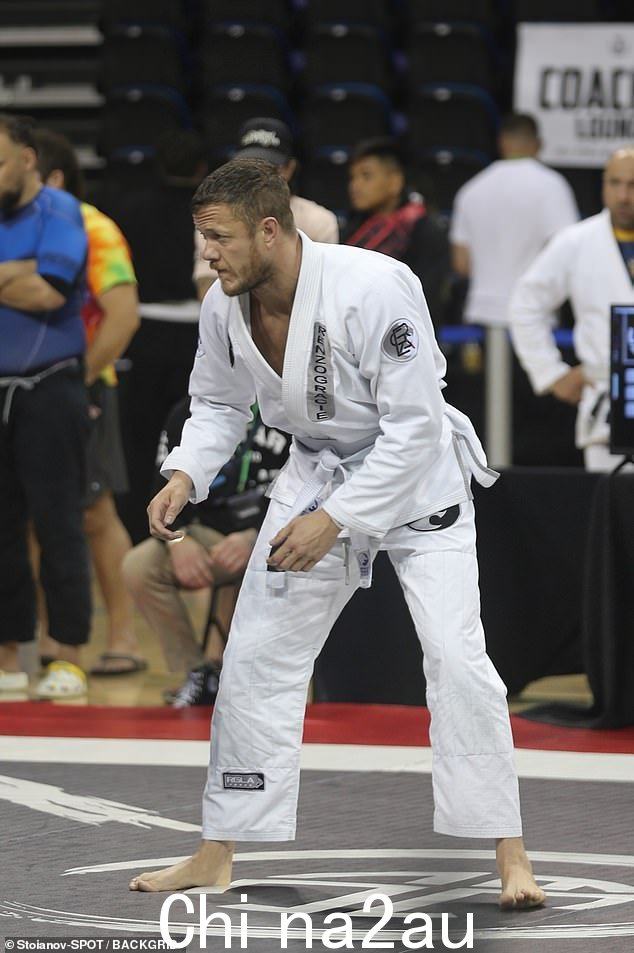 Gi :雷诺兹是穿着 Renzo Gracie 洛杉矶训练学院的白色道服,系着白色腰带