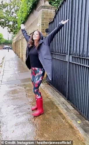该片段与黛博拉·詹姆斯夫人一生的片段交织在一起,包括在雨中跳舞